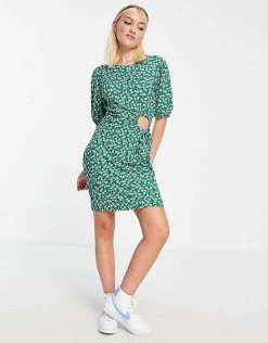 Wednesday's Girl Cut Out Detail Mini Jersey T-shirt Dress In Green Ditsy Floral For Women -Wednesday's Girl Sales 2022 unnamed file 123
