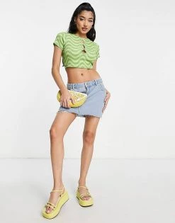 Wednesday's Girl Crop T-shirt With Cut Out Detail In Green Wavy Print For Women 10 Wednesday's Girl Crop T-shirt With Cut Out Detail In Green Wavy Print For Women -Wednesday's Girl Sales 2022 unnamed file 1338