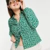 Wednesday's Girl Curve Ruched Front 90s Jersey Shirt In Green Ditsy Floral For Women