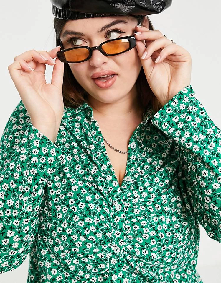 Wednesday's Girl Curve Ruched Front 90s Jersey Shirt In Green Ditsy Floral For Women 6 Wednesday's Girl Curve Ruched Front 90s Jersey Shirt In Green Ditsy Floral For Women - Image 4