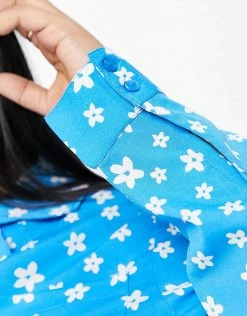 Wednesday's Girl Curve Relaxed Boxy Shirt In Bright Floral For Women Blue Floral -Wednesday's Girl Sales 2022 unnamed file 1373